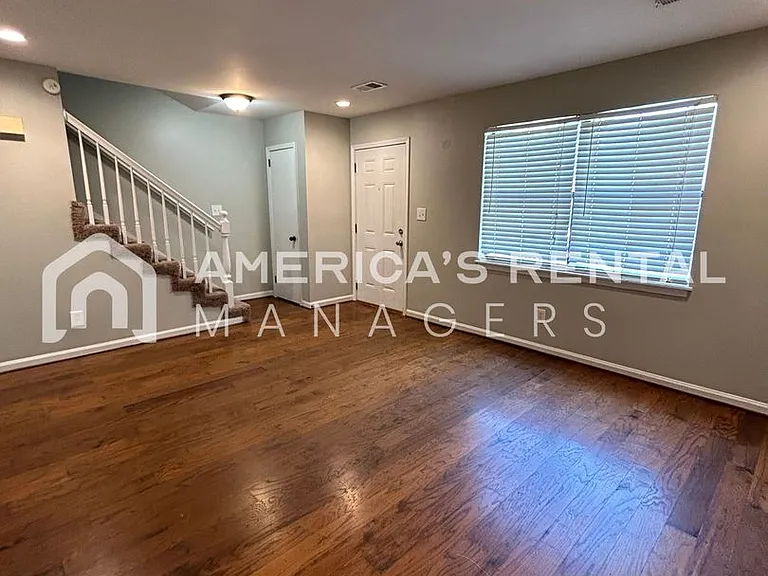 2422 Hampstead Dr — Photo 3