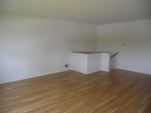 4th image of 591 Hillcrest Ct