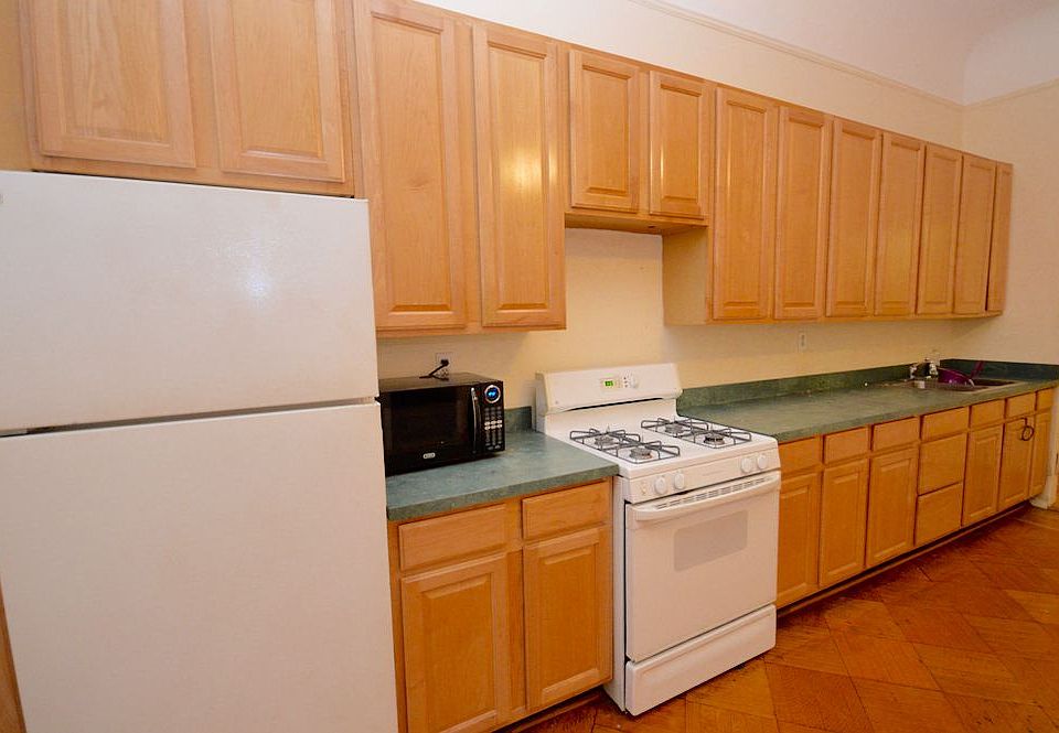 2nd image of 239 W 100th St APT 2r