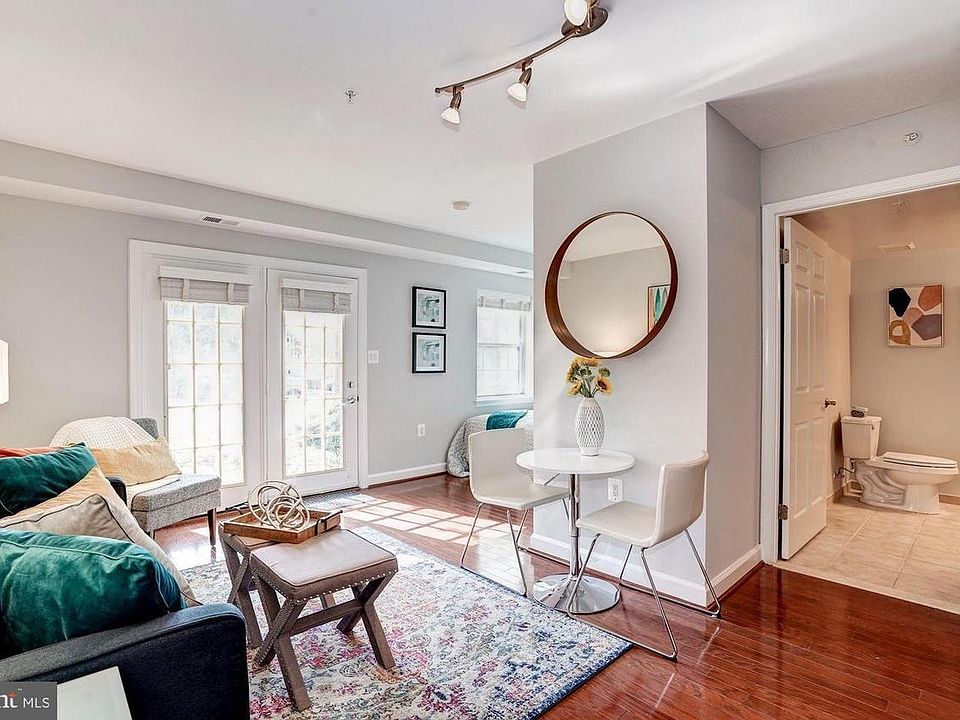 Sunny, south facing studio is filled with natural light and has an open, airy feel.