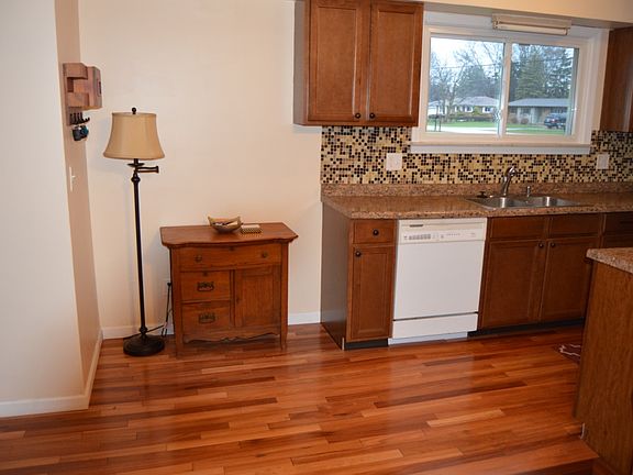 3rd image of 5301 Silvercrest Ln