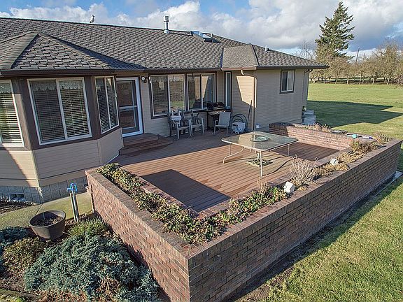 Large deck to entertain on