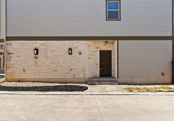 3rd image of 221 E Courtland Pl