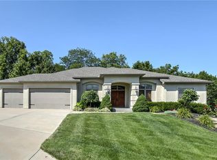10418 River Hills Dr, Parkville, MO 64152
