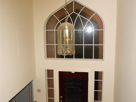 2nd image of 18 Crescent View Ct