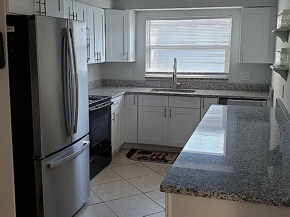 4th image of 2031 Loma Linda Way S