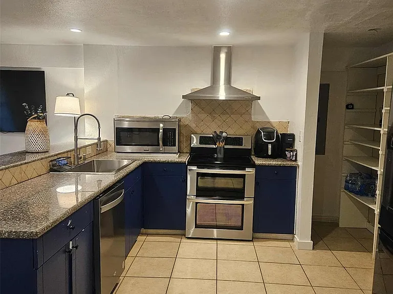 812 Marlin St — Photo 45