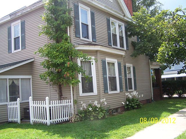 2nd image of 1424 Center St