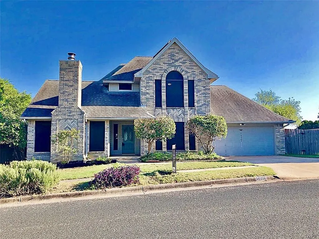 3 bed, 2.5 bath, 2220 sqft, $2,300 — Photo 1