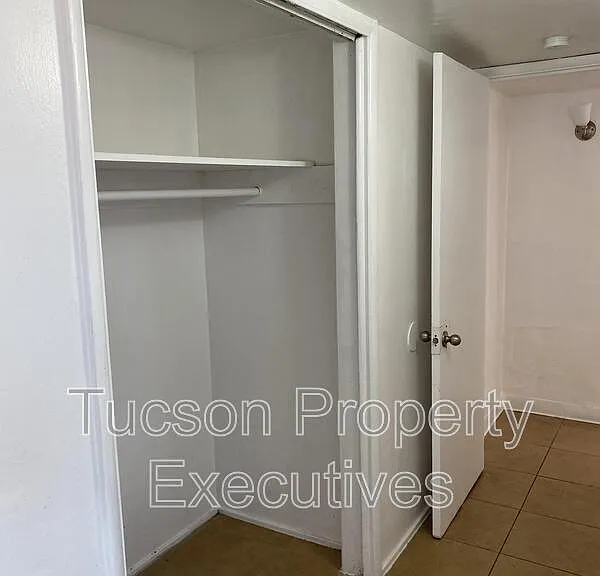 1646 N Beverly Ave — Photo 13