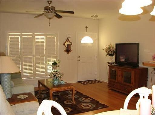 3rd image of 224 Fountains Park Blvd