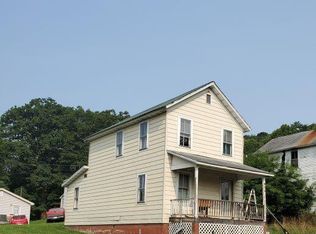 219 Poplar St, Rainelle, WV 25962