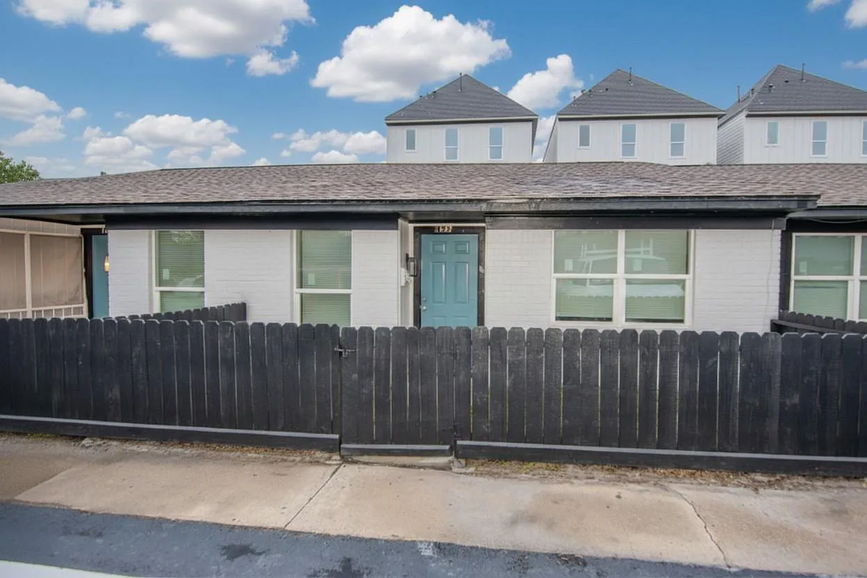 2 bed, 1.0 bath, 770 sqft, $1,250 — Photo 1