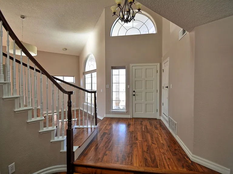 9204 Calistoga Ave NE — Photo 2