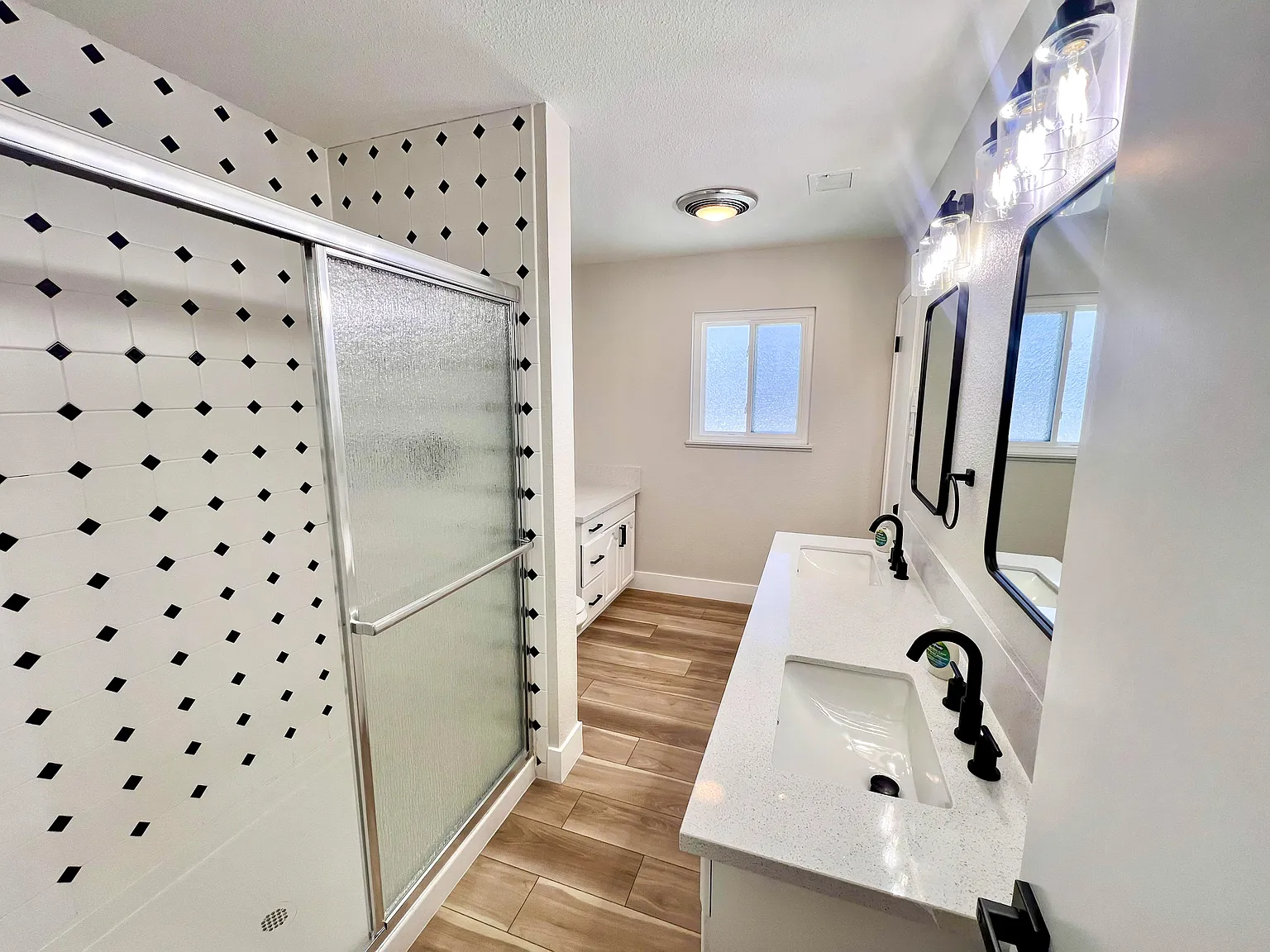 4 bed, 2.0 bath, 2000 sqft, $884 — Photo 2