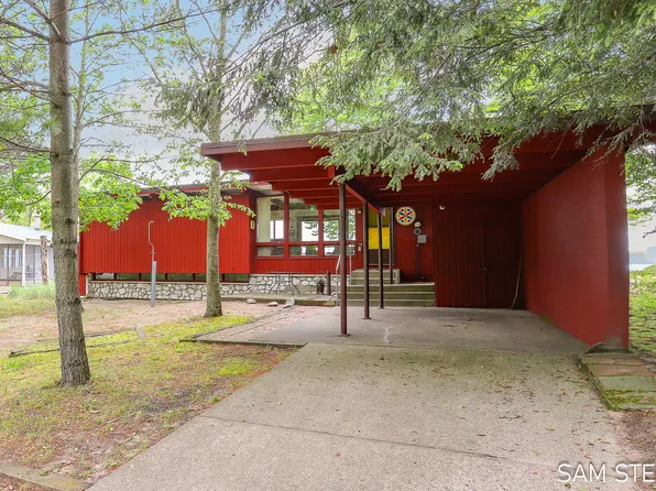 7611 Margaret Ave, West Olive, MI 49460