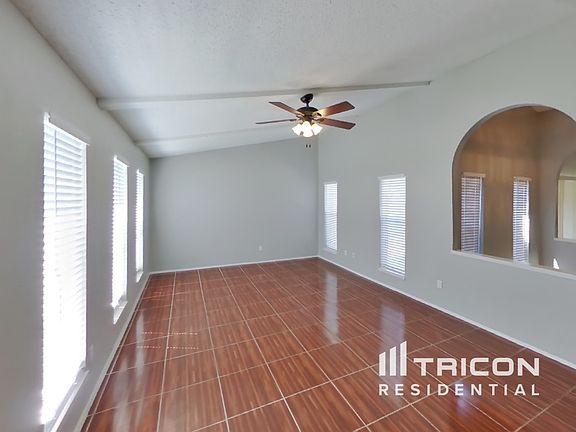 2nd image of 1901 Castle Dr