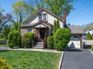 3 Woodmere Ave, Glenwood Landing, NY 11547