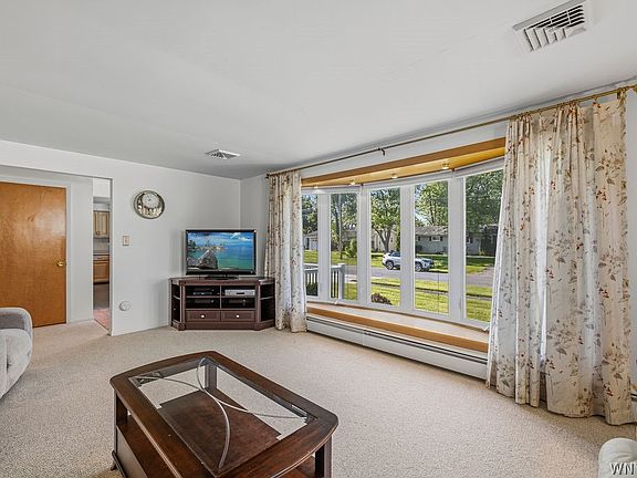 5th image of 558 Applewood Dr