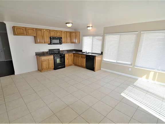 3rd image of 554 E Boxwood Ct
