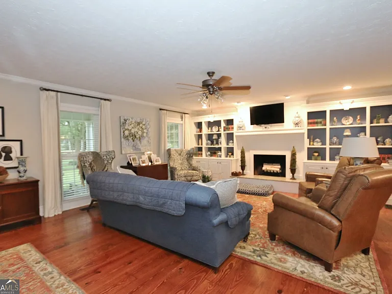 1001 Brownwood Rd — Photo 4