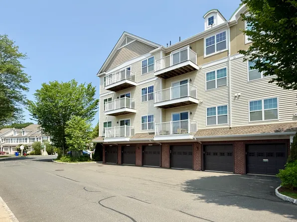 34 Schoolhouse Drive #405, West Hartford, CT 06110