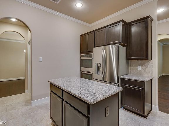 5th image of 102 W Wading Pond Cir