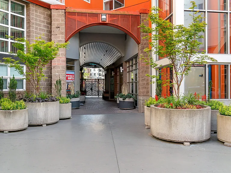 Fountain Court — Photo 30