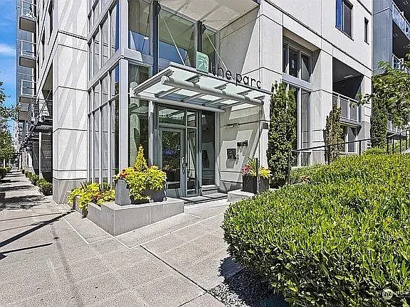 The formal entrance on 76 Cedar St.