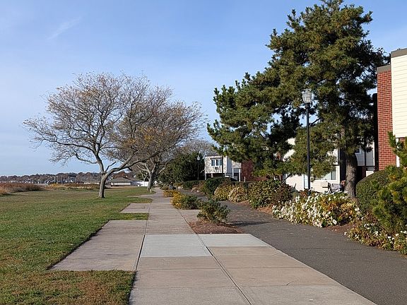 2nd image of 195 West Walk