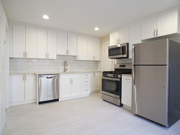 2nd image of 425 Newport Ave #2