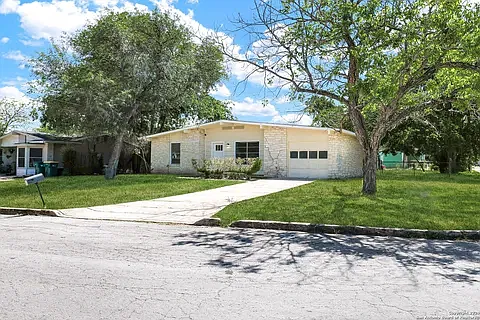 4 bed, 1010 sqft, $2,100 — Photo 1