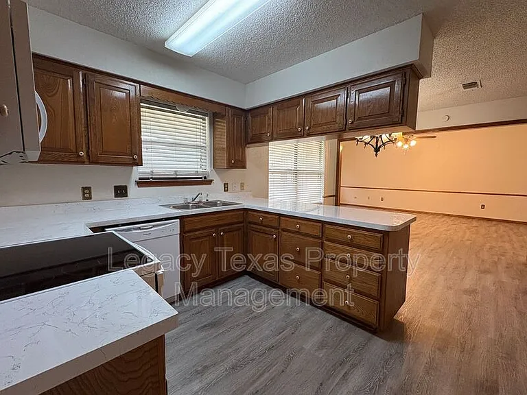 1203 Stonelake Dr — Photo 6