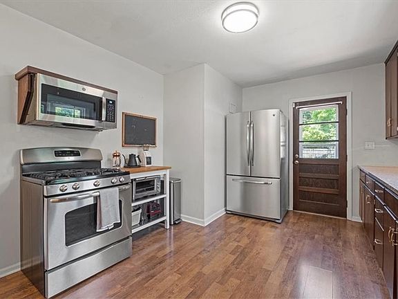 3rd image of 814 W 77th St