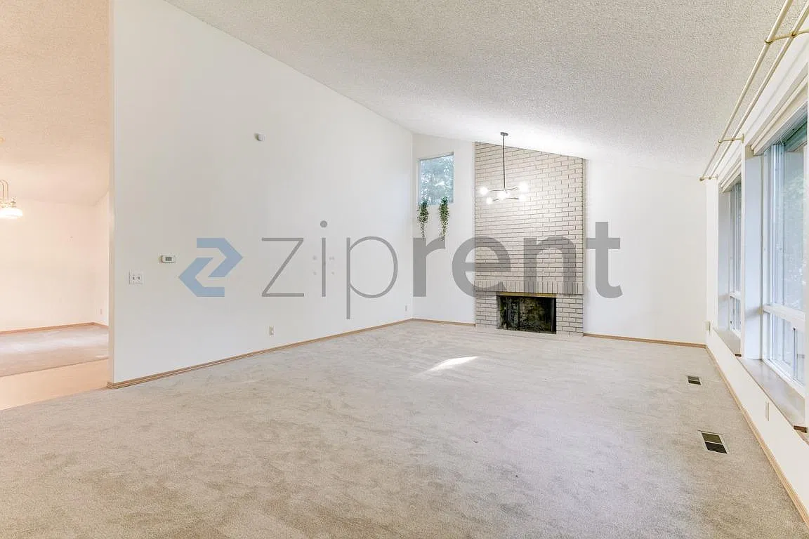 4 bed, 2400 sqft, $3,950 — Photo 2