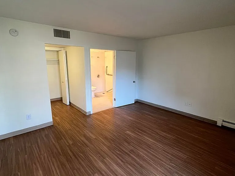 Sycamore Place Apartments — Photo 36