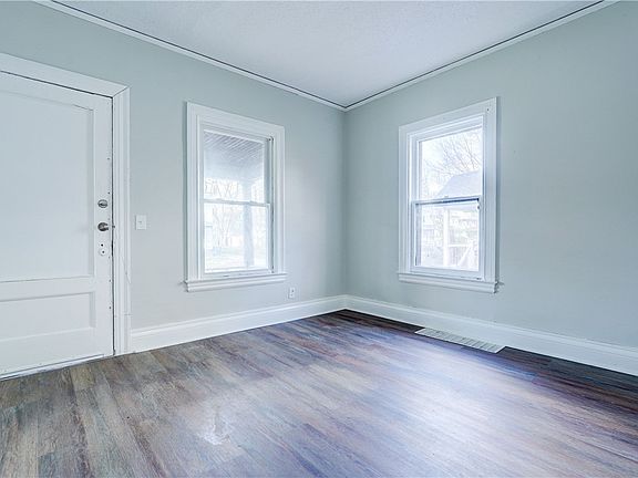 5th image of 461 Parsells Ave