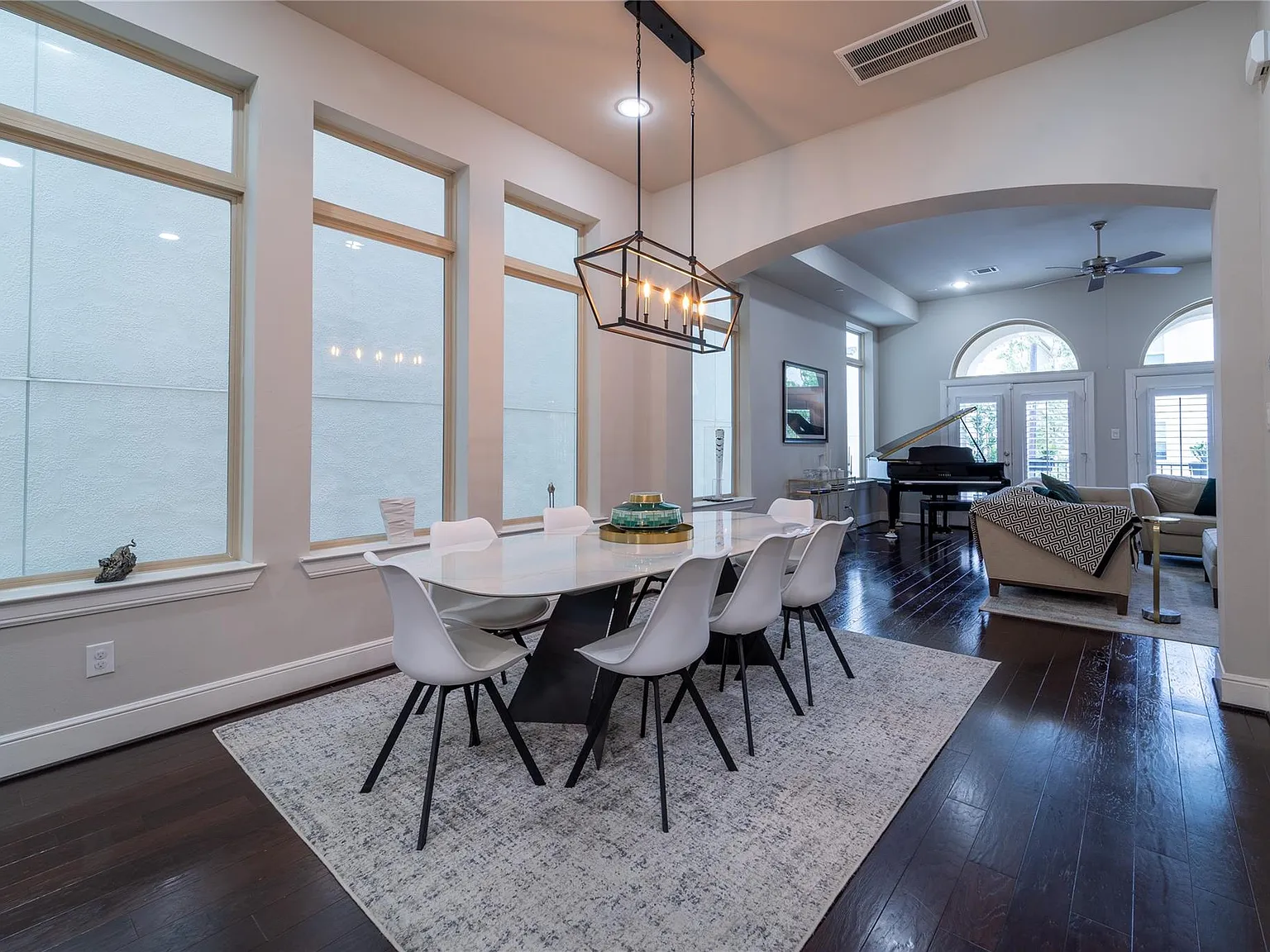 3 bed, 3.5 bath, 3129 sqft, $4,300 — Photo 4