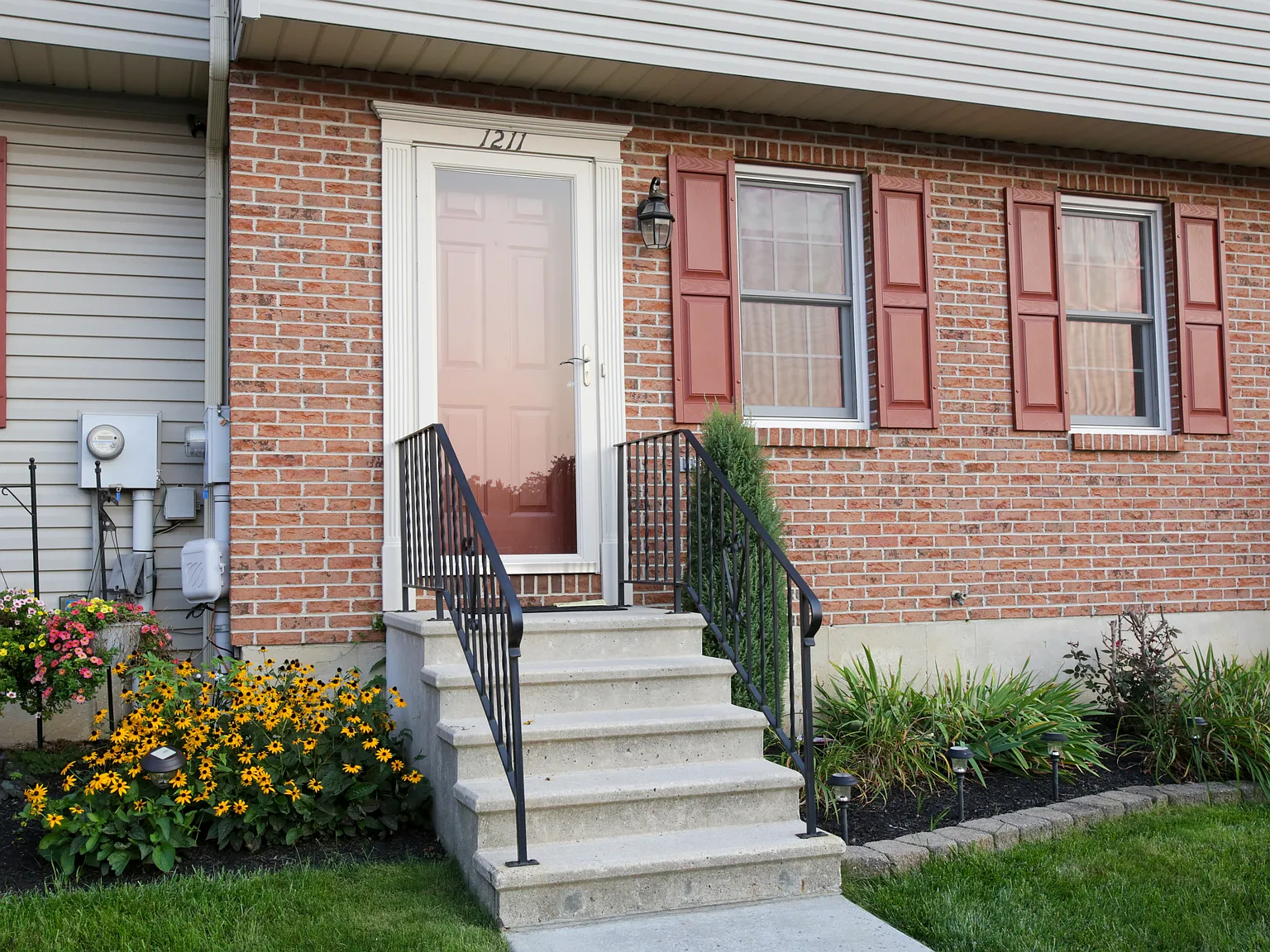 3 bed, 1972 sqft, $2,500 — Photo 2