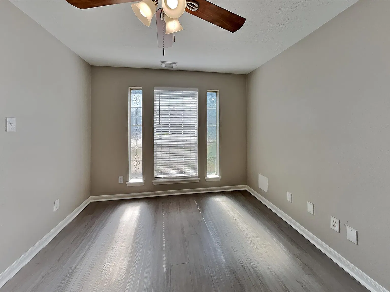 4 bed, 2.5 bath, 2377 sqft, $2,250 — Photo 2
