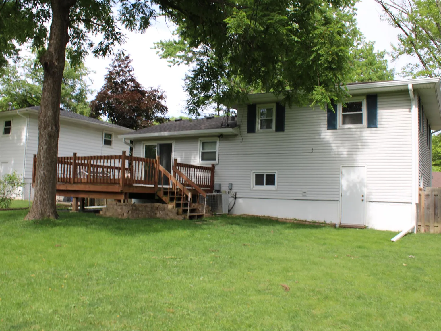 3 bed, 1300 sqft, $2,200 — Photo 2