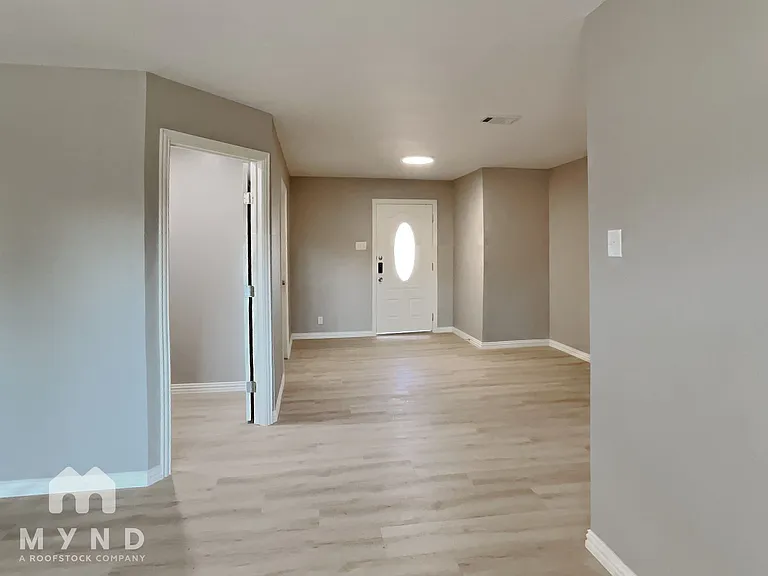 204 E Avenue C — Photo 6