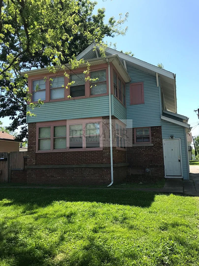 2 bed / 1 bath Duplex- 1124 S Ash #B Independence MO - rent $899 + $35 water fee — Photo 2