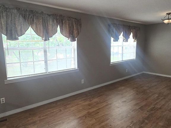 4th image of 808 3rd Terrace Cir