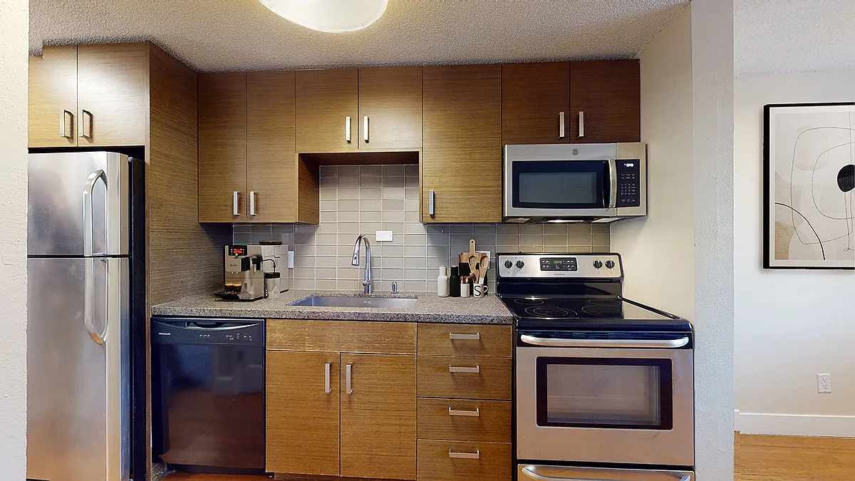 1202 Logan — Photo 3