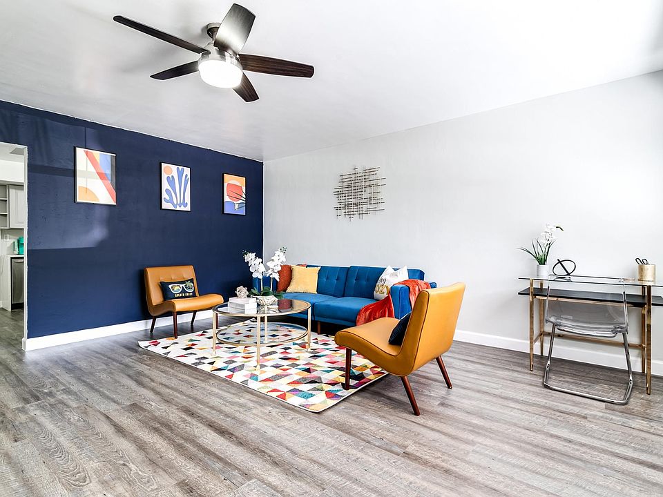 Living room and work desk- High speed internet provided