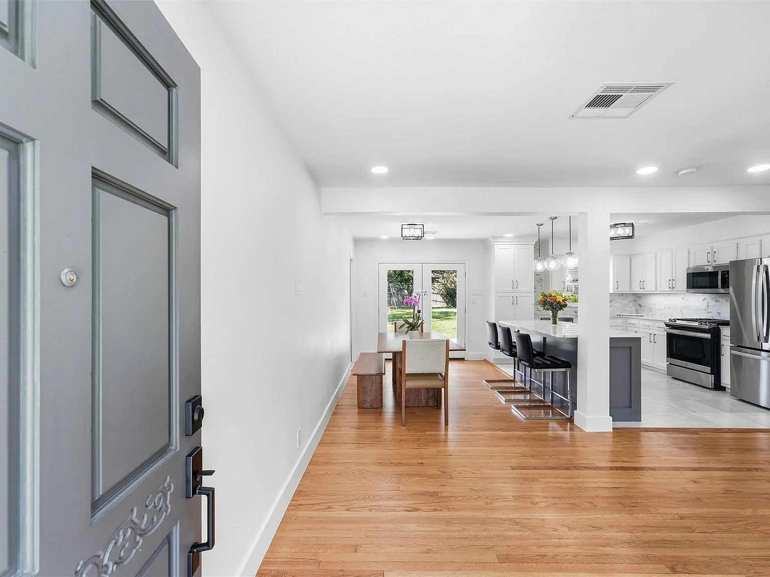 3 bed, 1.0 bath, 1054 sqft, $3,500 — Photo 3