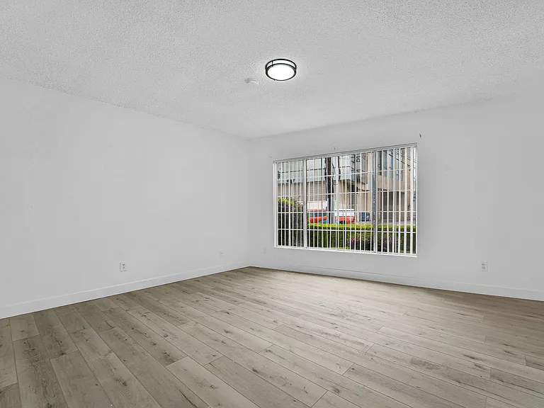 4320 Mammoth Ave #101 — Photo 23