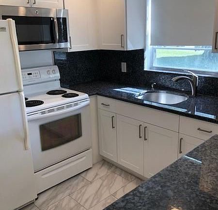 4th image of 256 Newport Ct #P
