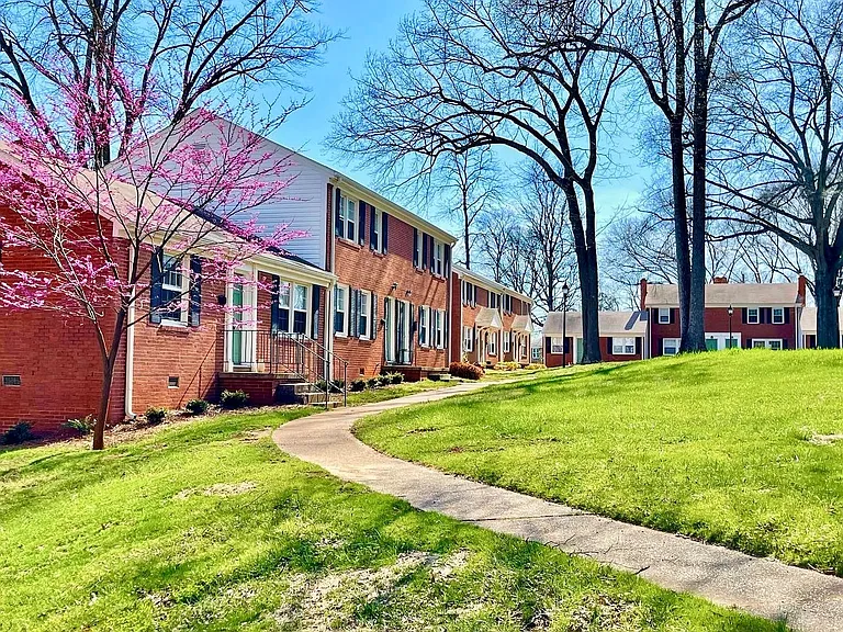 Latham Park Manor — Photo 46